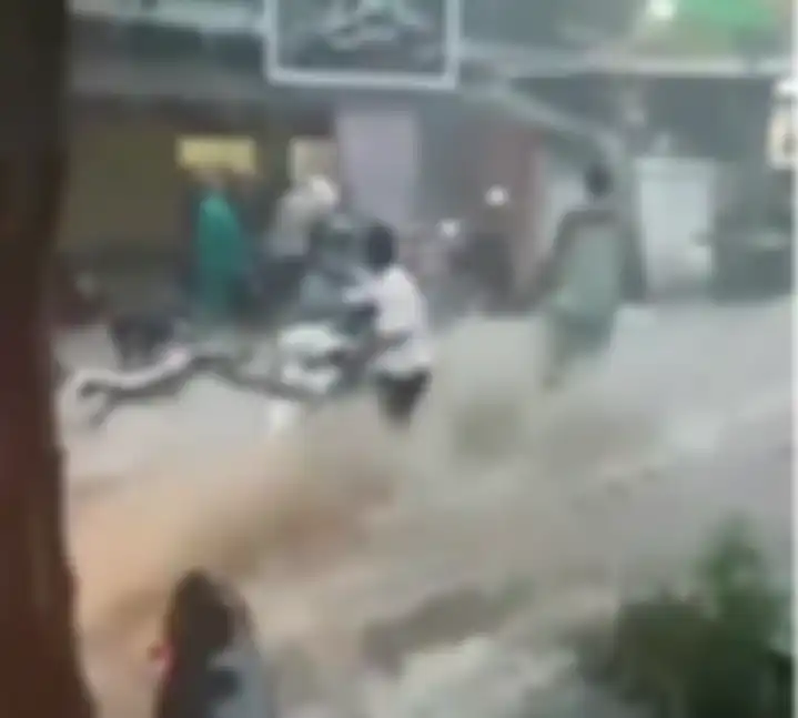 Yamaha Mio J terjebak di tengah terjangan banjir Semarang