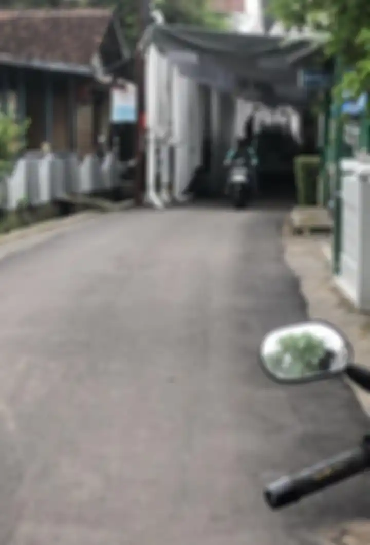 Suasana di gang dekat rumah Erina Gudono yang mulai dipasang tenda