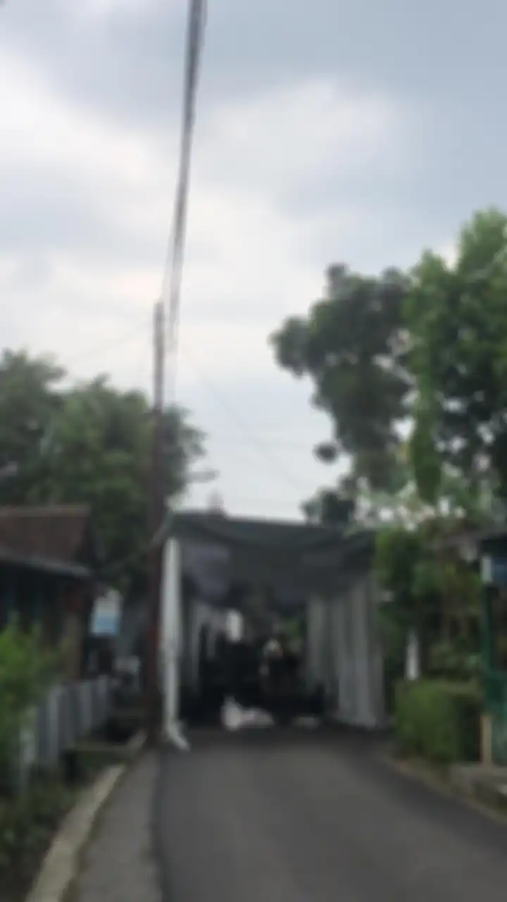 Gang di dekat rumah Erina Gudono di Yogyakarta sudah dipasang tenda