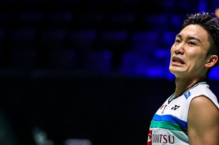 Pemain tunggal putra asal Jepang, Kento Momota, saat tampil pada babak kedua All England Open 2021 yang berlangsung di Arena Birmingham, Birmingham, Inggris, Kamis (18/3/2021).