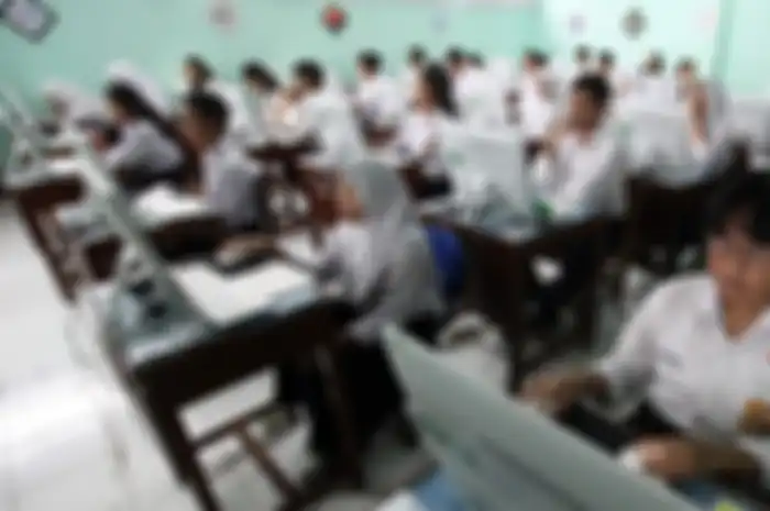 Sejumlah peserta menjawab soal  saat pelaksanaan Ujian Nasional Berbasis Komputer (UNBK)