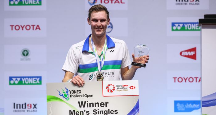 Pebulu tangkis tunggal putra Denmark, Viktor Axelsen, berpose setelah menjuarai Thailand Open I 2021 di Impact Arena, Bangkok, Minggu (17/1/2021).