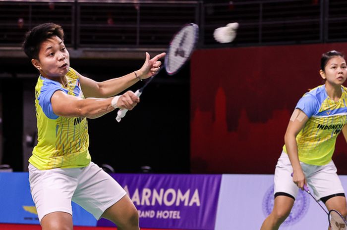 Aksi pasangan ganda putri Indonesia, Greysia Polii/Apriyani Rahayu (kiri), pada pertandingan babak pertama Thailand Open I 2021 di Impact Arena, Bangkok, Thailand, Rabu (13/1/2021).