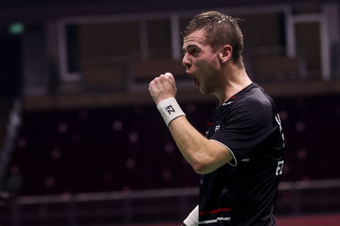 Pebulu tangkis tunggal putra Denmark, Hans-Kristian Solberg Vittinghus, mengalahkan Shesar Hiren Rhustavito (Indonesia) pada babak kedua Thailand Open II 2021 di Impact Arena, Bangkok, Thailand, 21 Januari 2021.