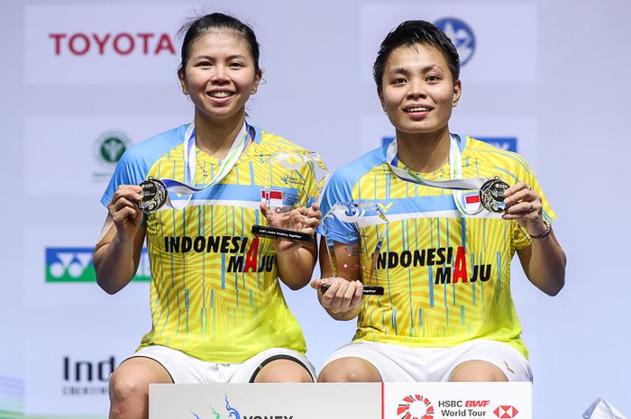 Pasangan ganda putri Indonesia, Greysia Polii/Apriyani Rahayu berpose setelah menjadi juara pada Thailand Open I 2021 di Impact Arena, Bangkok, Thailand, Minggu (17/1/2021)