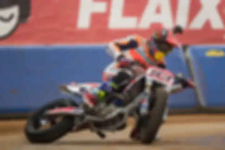Superprestigio Dirt Track menggunakan motor berbasis trail