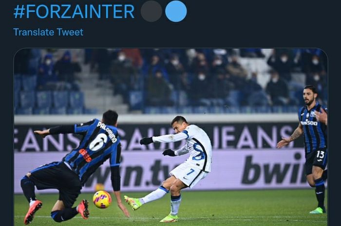 Striker Inter Milan, Alexis Sanchez, dalam aksinya melawan Atalanta pada laga lanjutan Liga Italia di Stadion Gewiss, Minggu (16/1/2022).