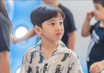 Video Rafathar Tak Tahu Cara Makan Jagung Bakar Viral, Gaya Anak Raffi Ahmad Langsung Jadi Sorotan