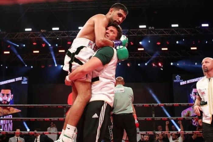 Amir Khan lakukan selebrasi usai kalahkan Billy Dib, Jumat (12/7/2019)