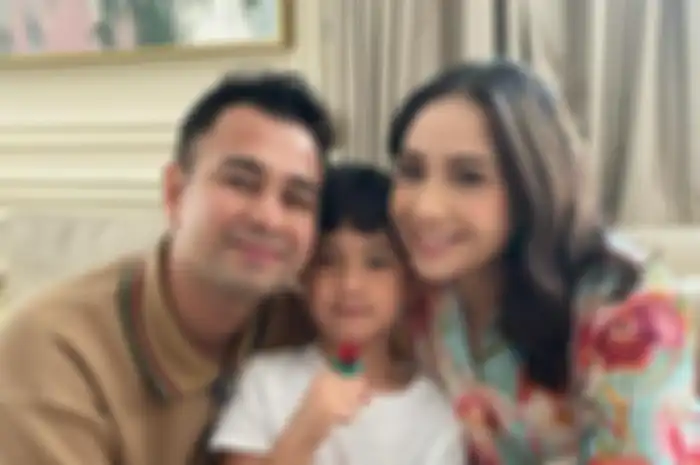 Raffi Ahmad bersama Nagita Slavina dan Rafathar