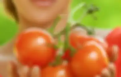 Cobalah untuk Rutin Gosokkan Tomat ke Wajah Selama 3 Detik, Ini 'Keajaiban' yang Akan Terjadi!