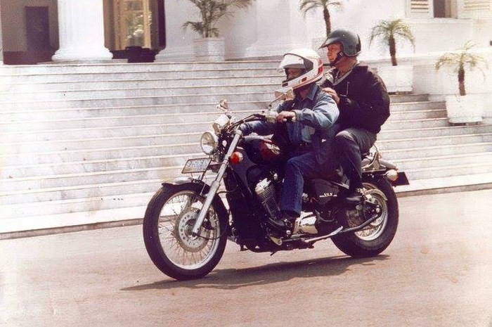 Pak Habibie dan Soeharto berboncengan naik moge