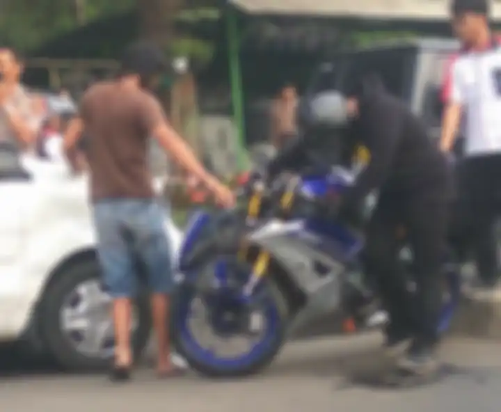 Yamaha R6 ringsek dan Avanza yang penyok dalam insiden kecelakaan di Cibinong