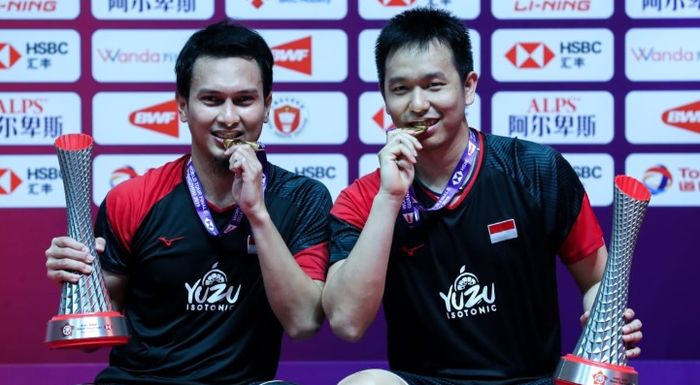 Pasangan ganda putra Indonesia, Mohammad Ahsan/Hendra Setiawan berhasil meraih gelar ketiganya dalam BWF World Tour Finals 2019 setelah menumbangkan Hiroyuki Endo/Yuta Watanabe (Jepang) di Tianhe Gymnasium, Guangzhou, China, Minggu (15/12/2019).