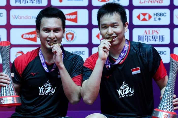 Pasangan ganda putra Indonesia, Mohammad Ahsan/Hendra Setiawan berhasil meraih gelar ketiganya dalam BWF World Tour Finals 2019 setelah menumbangkan Hiroyuki Endo/Yuta Watanabe (Jepang) di Tianhe Gymnasium, Guangzhou, China, Minggu (15/12/2019).