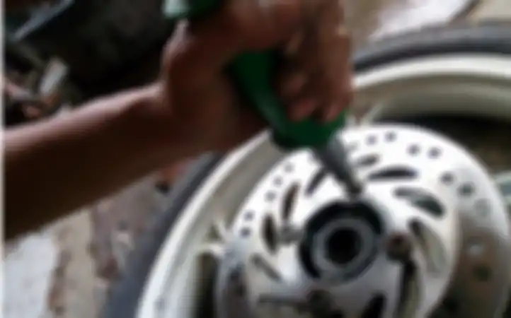 Tool khusus untuk membuka baut cakram depan.