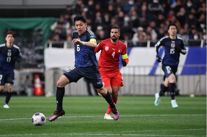 Kapten Timnas Jepang Wataru Endo menguasai bola saat menjamu Bahrain dalam putaran ketiga Kualifikasi Piala Dunia 2026 zona Asia di Saitama, 20 Maret 2025. Jepang menang 2-0.