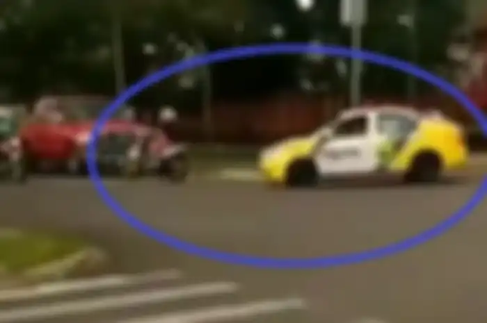 Aksi pemotor mempermainkan polisi