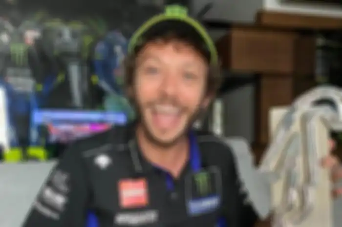 Ilustrasi. Valentino Rossi gasak podium 3 di MotoGP Virtual Race langsung selebrasi angkat trofi udah kayak podium MotoGP beneran. Eh, trofinya asli benera trofi MotoGP San Marino lo