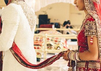 Raut Wajahnya Mendadak Berubah Cemberut, Pengantin Wanita Ini Membuang Kado Pernikahan, Isinya Sungguh Tak Terduga!