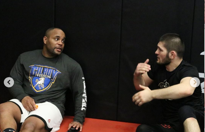 Dua mantan jagoan UFC, Daniel Cormier (kiri) dan Khabib Nurmagomedov (kanan) yang merupakan rekan latihan di Sasana American Kickboxing Academy atau AKA.