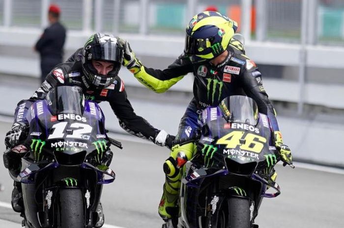 Momen Valentino Rossi (kanan) saat merayakan kemenangan Maverick Vinales (Kiri) pada MotoGP Malaysia 2019, Minggu (3/11/2019)