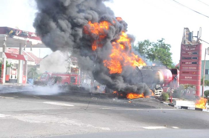 Motor atau mobil terbakar di pom bensin (SPBU) siapa yang harus tanggung jawab. (ilustrasi SPBU terbakar)