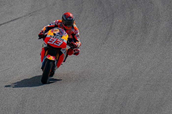 Pembalap Repsol Honda, Marc Marquez, ketika menjalani latihan di Sirkuit Catalunya, Barcelona, Spanyol, 16 April 2021.