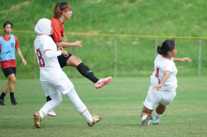 Timnas Wanita Indonesia (putih) terlalu lemah menghadapi Urawa Reds Diamonds Ladies dalam uji coba di Saitama, Jepang, 26 September 2024.