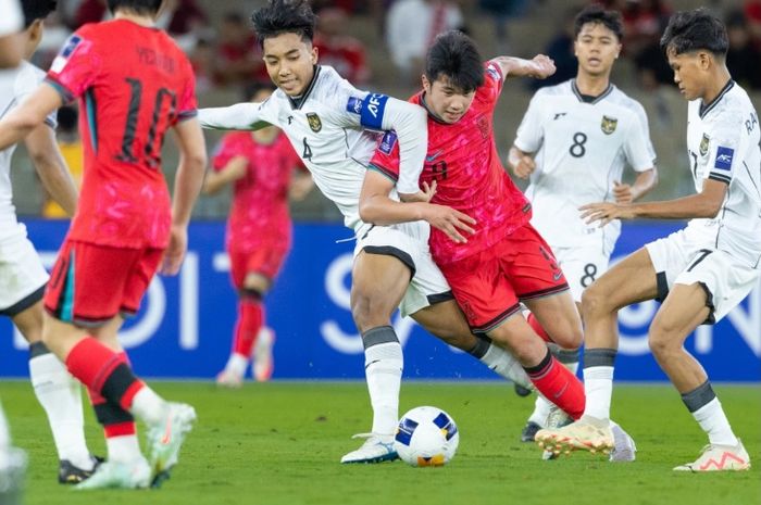 Kapten Timnas U-17 Indonesia Putu Panji berebut bola dengan striker Korea Selatan Kim Myung-jun dalam laga Grup C Piala Asia U-17 2025 di Prince Abdullah Al-Faisal Stadium, Jeddah, Arab Saudi, 4 April 2025.
