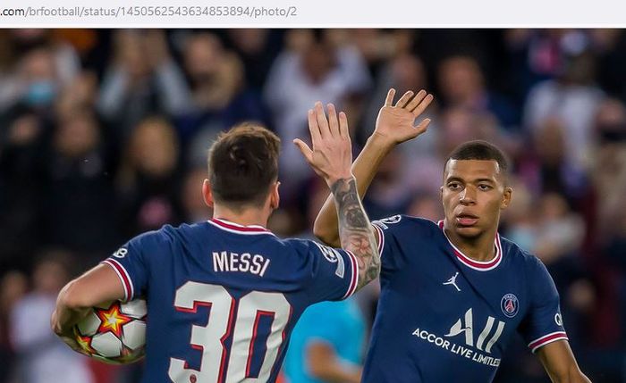 Striker Paris Saint-Germain, Lionel Messi, merayakan gol bareng Kylian Mbappe dalam laga Grup A Liga Champions kontra RB Leipzig di Stadion Parc des Princes, Selasa (19/10/2021).