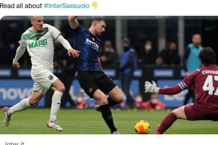 Aksi Edin Dzeko dalam laga Inter Milan vs Sassuolo pada laga Liga Italia 2021-2022.