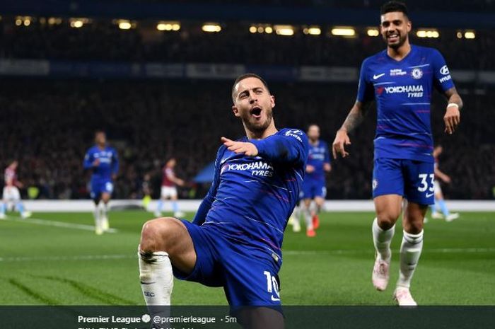 Winger Chelsea, Eden Hazard, merayakan golnya dengan Emerson Palmieri dalam laga pekan ke-33 Liga Inggris kontra West Ham United di Stadion Stamford Bridge, 8 April 2019.