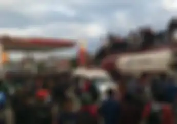 Tidak Ada Petugas Yang Menjaga, Warga Palu Mengambil Bensin dari Truk Tangki Pertamina