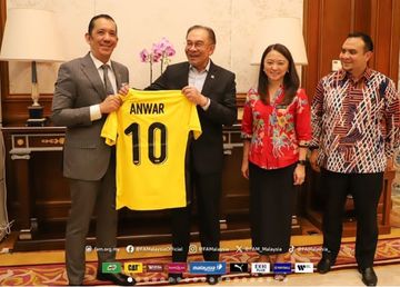 Presiden FAM Joehari Mohd Ayub menyerahkan jersi Timnas Malaysia kepada Perdana Menteri Malaysia Anwar Ibrahim di Putrajaya, 3 Maret 2025, seusai melaporkan persiapan menghadapi Kualifikasi Piala Asia 2027. 