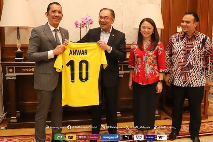 Presiden FAM Joehari Mohd Ayub menyerahkan jersi Timnas Malaysia kepada Perdana Menteri Malaysia Anwar Ibrahim di Putrajaya, 3 Maret 2025, seusai melaporkan persiapan menghadapi Kualifikasi Piala Asia 2027. 