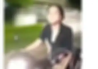 Video Ini Jadi Pelajaran.. Riding Sambil Keasyikan Bercanda, Wanita Cantik Dicium Aspal