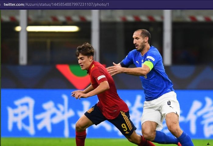 Duel bek timnas Italia, Giorgio Chiellini, dan gelandang timnas Spanyol, Gavi, dalam laga semifinal UEFA Nations League di Stadion San Siro pada Rabu (6/10/2021) waktu setempat atau Kamis dini hari WIB. 