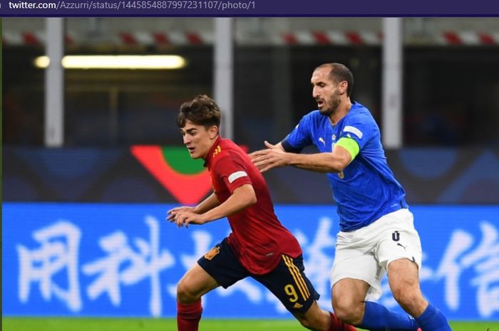 Duel bek timnas Italia, Giorgio Chiellini, dan gelandang timnas Spanyol, Gavi, dalam laga semifinal UEFA Nations League di Stadion San Siro pada Rabu (6/10/2021) waktu setempat atau Kamis dini hari WIB. 