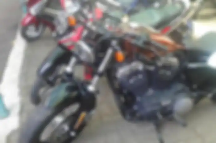 Harley - Davidson mejeng diparkiran sekolah