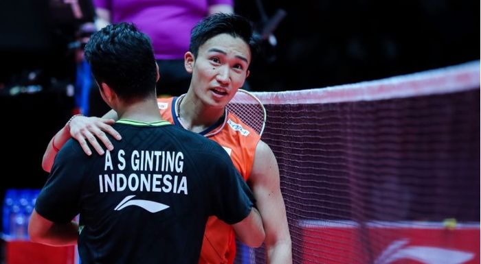 Pebulu tangkis tunggal putra Indonesia, Anthony Sinisuka Ginting, dan Kento Momota saling berpelukan seusai menjalani laga final BWF World Tour Finals 2019 di Tianhe Gymnasium, Guangzhou, China, Minggu (15/12/2019).