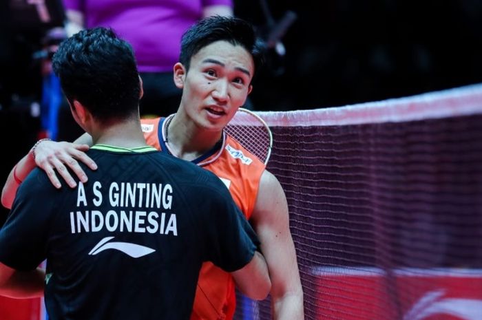 Pebulu tangkis tunggal putra Indonesia, Anthony Sinisuka Ginting, dan Kento Momota saling berpelukan seusai menjalani laga final BWF World Tour Finals 2019 di Tianhe Gymnasium, Guangzhou, China, Minggu (15/12/2019).