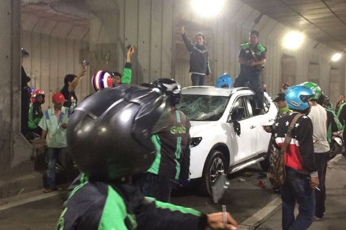 Kerumunan Ojol saat memberhentikan mobil