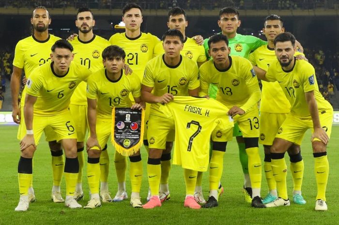 Para pemain Timnas Malaysia berfoto sebelum meladeni Taiwan dalam laga terakhir grup putaran kedua Kualifikasi Piala Dunia 2026 zona Asia. Federasinya kini mencari lawan-lawan tangguh untuk Turnamen Merdeka 2024.