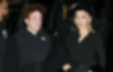 Ariana Grande dan Ethan Slater Jalan-jalan Lanjut Makan Malam Bareng Ayah Ariana