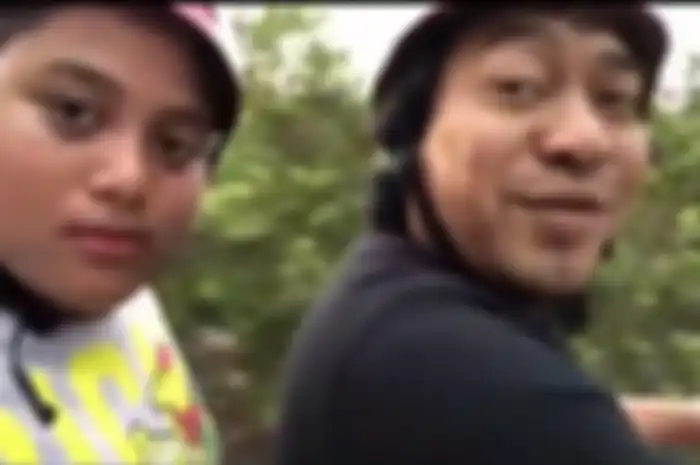 Komedian Komeng dan anaknya asyik liburan di hutan bakau.