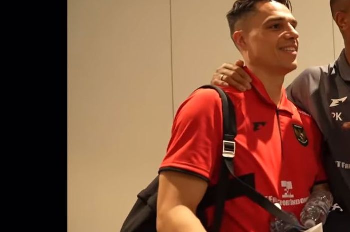 Gelandang anyar timnas Indonesia, Joey Pelupessy (kiri) cerita soal kedekatan hingga dihubungi langsung dengan Patrick Kluivert (kanan) untuk bela skuad Garuda.