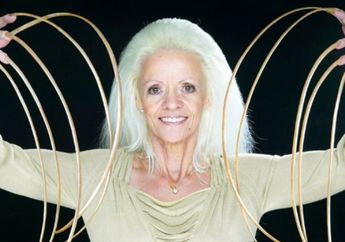 Selama 41 Tahun Lamanya Tak Pernah Potong Kuku, Wanita Ini Pasrah Harus Kehilangan Kukunya yang Panjangnya Sudah Capai 8 Meter Lebih Karena Peristiwa Mengerikan Ini