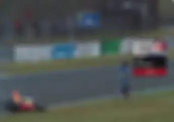 Adik Marc Marquez Terlibat Kecelakaan di FP1 Moto2, Motor Nyaris Ludes Terbakar