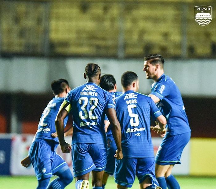 Pemain Persib Bandung merayakan gol yang dicetak oleh Ezra Walian ke gawang Persebaya Surabaya pada perempat final Piala Menpora 2021.